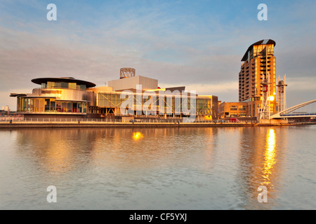 Il Lowry nel cuore del ristrutturato Salford Quays in Greater Manchester. Il Lowry è un edificio di riferimento portando togethe Foto Stock