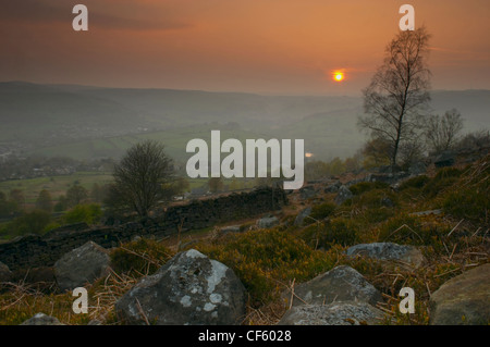 La vista dal bordo Curbar come il sole scende oltre la Hope Valley. Foto Stock