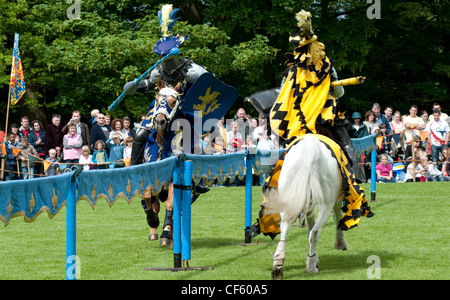 Due cavalieri battaglia in una giostra del torneo al Castello di Hedingham. Foto Stock