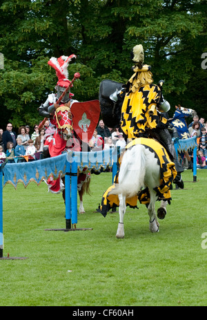 Due cavalieri battaglia in una giostra del torneo al Castello di Hedingham. Foto Stock