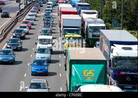 Code di traffico su un approccio per il Dartford attraversamento fluviale da Kent in Essex. Foto Stock