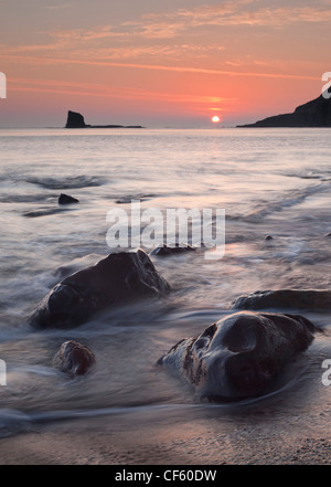 Tramonto sul mare a Saltwick Bay sulla costa dello Yorkshire. Foto Stock