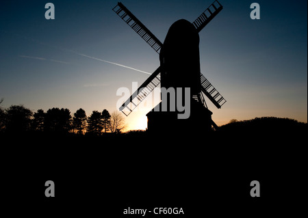 Silhouette di Mountnessing Mulino a vento, costruito nel 1807, un tradizionale mulino di post che sono stati ripristinati alla condizione originale. Foto Stock