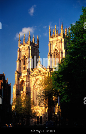 Vista della facciata ovest della cattedrale di York Minster. York Minster fu costruita tra il XII e il XV secolo ed è il più grande c gotica Foto Stock