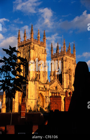 Vista della facciata ovest della cattedrale di York Minster. York Minster fu costruita tra il XII e il XV secolo ed è il più grande c gotica Foto Stock