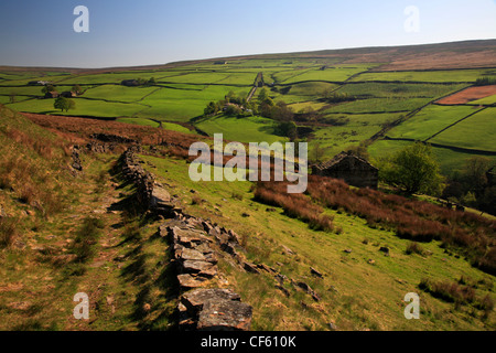 Un vecchio la via che conduce al Crimsworth Dean. Foto Stock