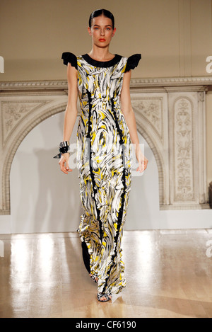 Duro Olowu London Fashion Week pronto a indossare primavera estate indossa modello flolength bianco nero e giallo satinato modellato Foto Stock