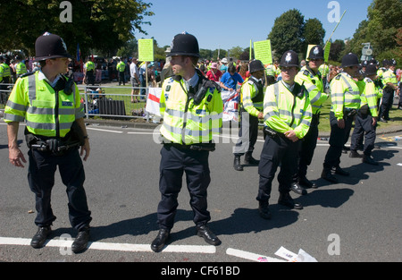 La polizia a mantenere l ordine come anti-gay contestatori raccogliere a Brighton orgoglio. Foto Stock