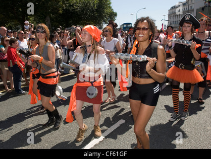 Le donne che prendono parte all'annuale Gay Pride Parade in Brighton. Foto Stock