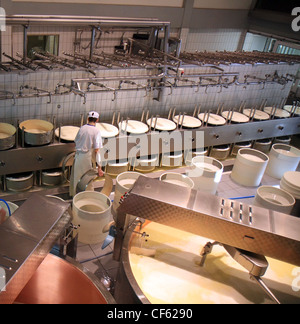 Un caseificio in Svizzera lavorazione del latte fresco in formaggio. Foto Stock