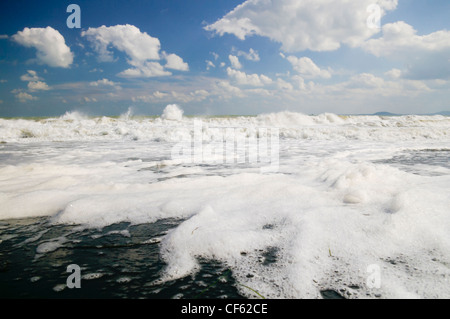 Vento forte crea grandi onde che si infrangono sulla spiaggia di sabbia nera Foto Stock