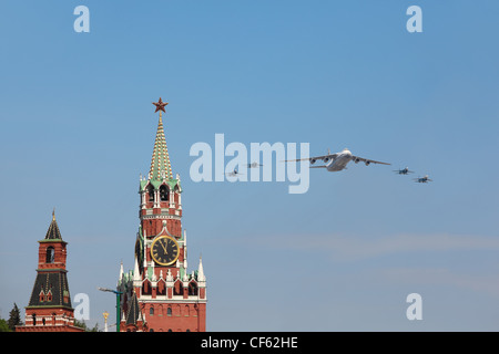 Mosca 9 maggio un-124 Su-27 di aerei di volare oltre la piazza Rossa Torre Spasskaya parade onore Grande Guerra Patriottica vittoria 9 Maggio 2010 Foto Stock