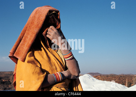 Timida donna tribale lavorando in una cava di gesso (India) Foto Stock