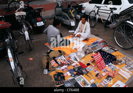Astrologist con un client in una strada ( India) Foto Stock