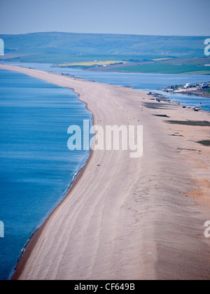 Chesil Beach e la flotta Lagoon visto dal Fortuneswell sull'isola di Portland. Chesil Beach è un 18 miglia di spiaggia ghiaiosa Foto Stock