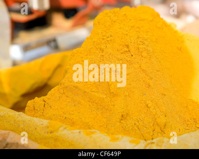 La curcuma in polvere pileat spice market Foto Stock