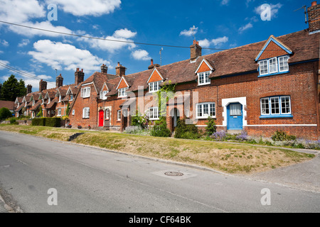 Una fila di case con porte colorate in grande Bedwyn. Foto Stock