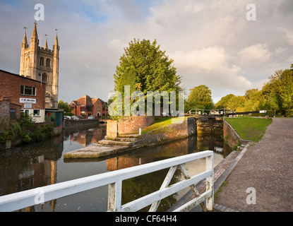 Mulini a ovest della serratura del Kennet and Avon Canal e la chiesa di San Nicola. Foto Stock