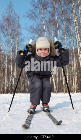 Ragazzo giovane pattini su sci da fondo interno inverno foresta alla giornata di sole Foto Stock