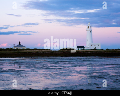 Hurst Point Lighthouse alla fine di Hurst allo spiedo, una banca di ghiaia che si estende 2.5km dalla fine di Milford beach in così Foto Stock