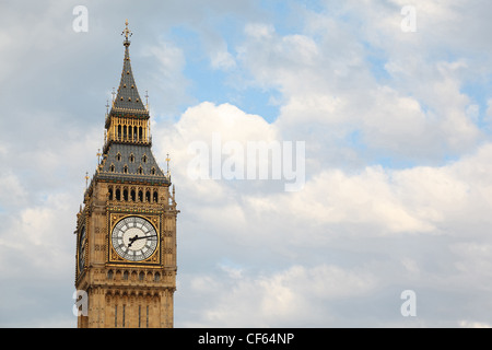 Big Ben è famoso orologio inglese di carillon in stile gotico a Londra. Big Ben è uno dei migliori hotel di Londra che noti punti di riferimento Foto Stock