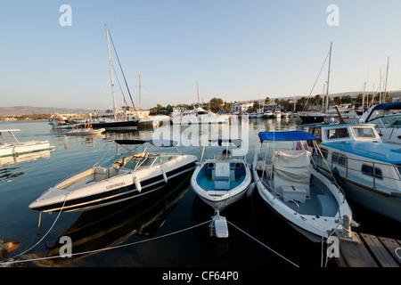 Imbarcazioni al porto di Latchi, area di Paphos, Cipro Foto Stock