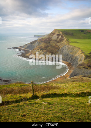 Vista dalla collina Emmetts guardando ad ovest su Chapman's piscina sull'Isola di Purbeck. Foto Stock