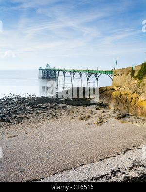 Clevedon Pier sul lato inglese della Severn Estuary, uno dei più raffinati superstite pontili vittoriano nel paese. Foto Stock