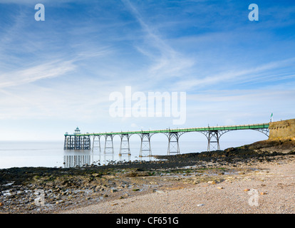 Clevedon Pier sul lato inglese della Severn Estuary, uno dei più raffinati superstite pontili vittoriano nel paese. Foto Stock