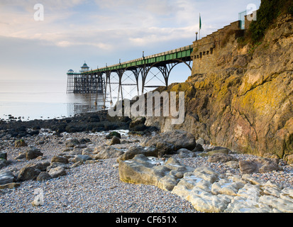 Clevedon Pier sul lato inglese della Severn Estuary, uno dei più raffinati superstite pontili vittoriano nel paese. Foto Stock