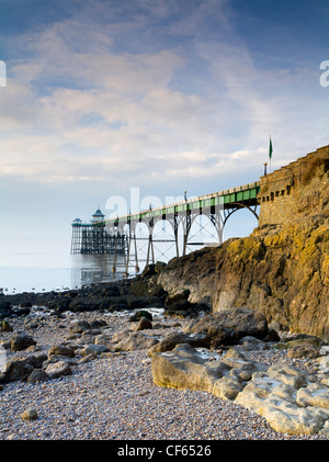 Clevedon Pier sul lato inglese della Severn Estuary, uno dei più raffinati superstite pontili vittoriano nel paese. Foto Stock