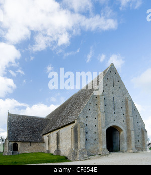 Il XIV secolo decima monastica granaio di grande Coxwell sul Buscot e Coleshill Estates. Foto Stock