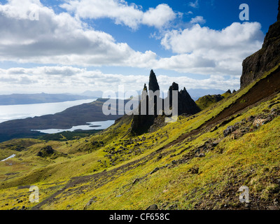 Il vecchio uomo di Storr, una insolita formazione di roccia formata da una terra preistorica slitta ed erosione, sulla penisola di Trotternish. Foto Stock