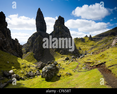 Il vecchio uomo di Storr, una insolita formazione di roccia formata da una terra preistorica slitta ed erosione, sulla penisola di Trotternish. Foto Stock