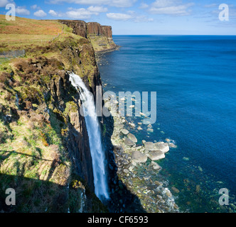 Kilt Rock a cascata Ellishadder sulla penisola di Trotternish sull'Isola di Skye. Foto Stock