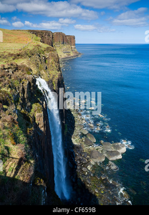 Kilt Rock a cascata Ellishadder sulla penisola di Trotternish sull'Isola di Skye. Foto Stock