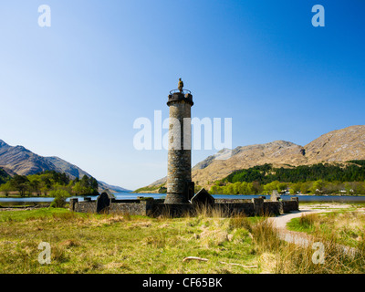 Il Glenfinnan monumento situato in corrispondenza della testa del Loch Shiel, eretto nel 1815 per contrassegnare il luogo dove il Principe Charles Edward Stuart Foto Stock