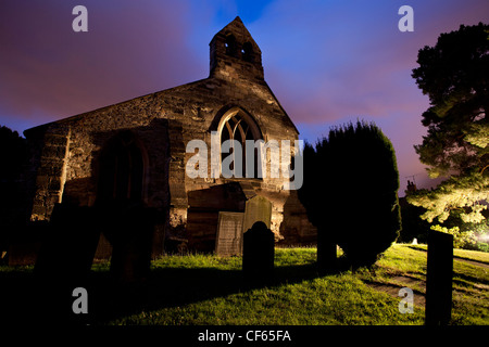 L'esterno e il cimitero della Chiesa di Sant'Anna, una del XII secolo Il Grade ii Listed è un edificio, di notte. Foto Stock