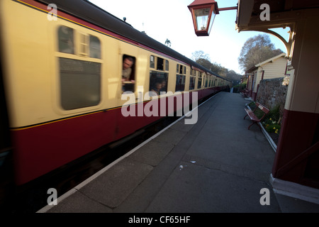 Il patrimonio di un convoglio ferroviario che passa attraverso la stazione di Goathland sulla North Yorkshire Moors Railway. Foto Stock