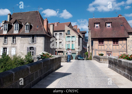 La Francia, la Creuse, Aubusson river bridge Foto Stock