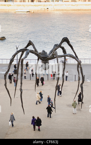 Maman di Louise Bourgeois in piedi al di fuori della Tate Modern a Bankside sulla riva sud del fiume Tamigi. Foto Stock