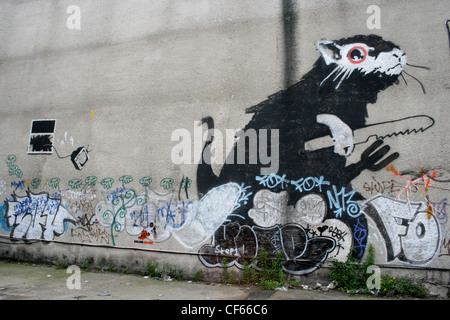 Ratto gigante graffiti dall'artista noto come Banksy. Foto Stock