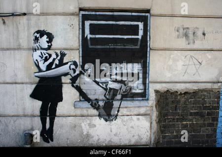 Bancomat graffiti dall'artista noto come Banksy. Foto Stock