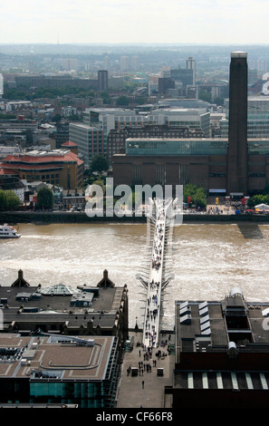 La Tate Modern e il Millennium Bridge visto dalla Cattedrale di St Paul. Foto Stock