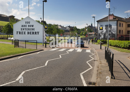 La scrittura sul lato di una casa in Free Derry Corner che recita "Si sta ora entrando in libera Derry'. Foto Stock