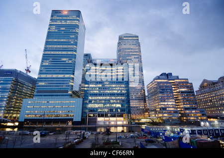 Canary Wharf Tower, HSBC tower e Bank of America in Canary Wharf nella zona est di Londra. Foto Stock