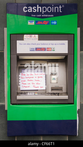 Banca di Lloyds bancomat (ATM, Bancomat) con un preavviso fissato con nastro adesivo per il suo schermo chiedendo ai clienti di utilizzare un altro ATM come 'D Foto Stock