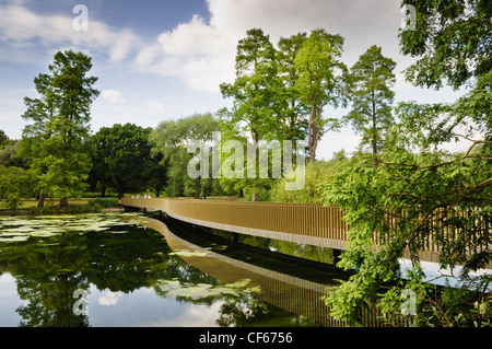 La Sackler Crossing inaugurato nel 2006, oltre il lago in Kew Gardens. Foto Stock