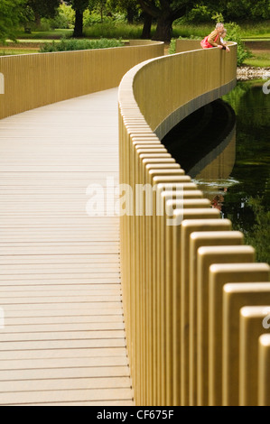 Vista lungo la Sackler attraversando il lago in Kew Gardens. La Sackler crossing è stato progettato da John Pawson e aperto in 200 Foto Stock