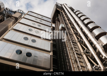 Guardando verso l'alto la Lloyds edificio progettato dall architetto Richard Rogers. L'edificio è la sede dell'ente assicurativo Ll Foto Stock